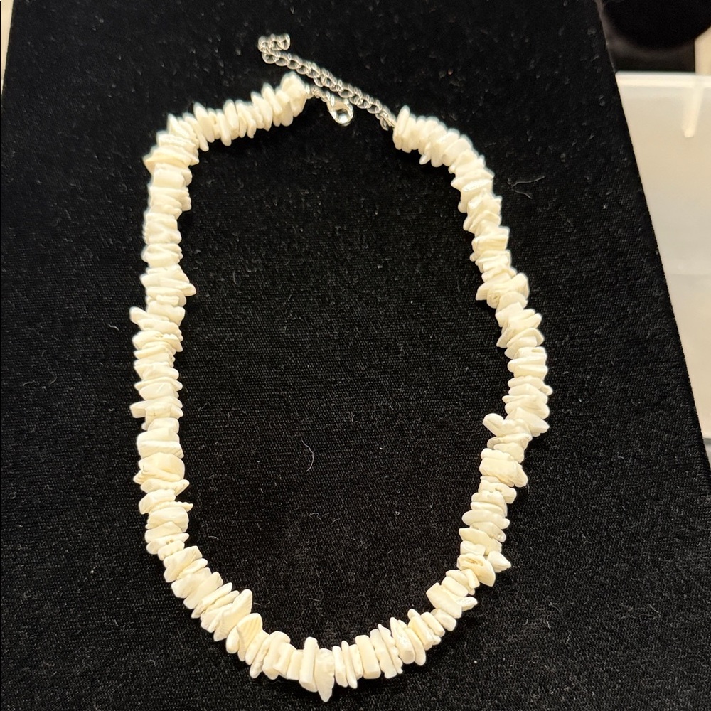Elegant White Puka Shell choker / Beaded Necklace